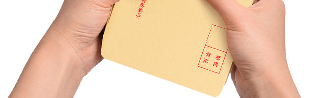 手捧一沓牛皮信封