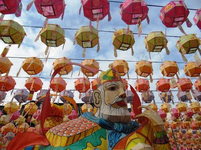 七彩旅游热情祝贺古代神佛节日背景图片