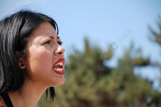 愤怒大喊尖叫生气妇女背景图片