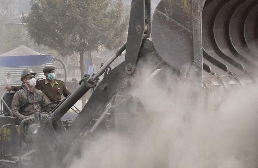 重型设备 推土机 救灾 地震 人道主义援助 机械 建设 车辆