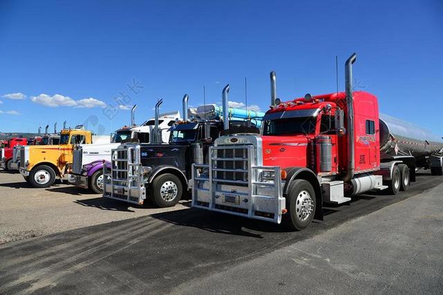 卡车 半拖车 美国 牵引车 红色 黄色 紫 夏季 阳光