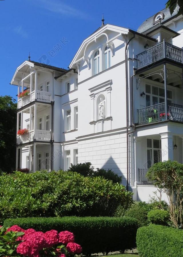 白色建筑环境优美别墅花园城市住宅背景图片