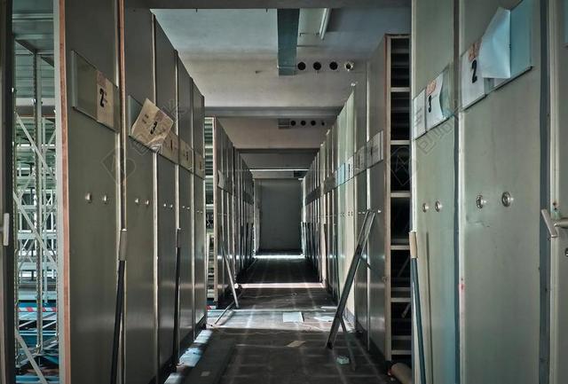 建筑办公楼破坏丢弃人去楼空背景图片