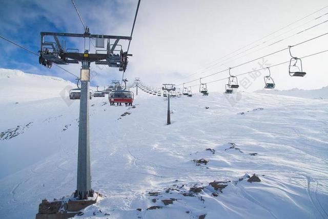 白色旅游自然高空雪山缆车户外景观背景图片