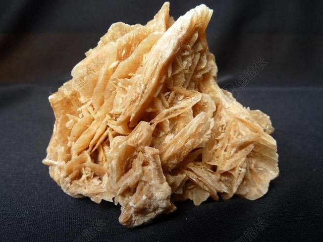 黄色晶体结构石头奇特地质研究背景图片