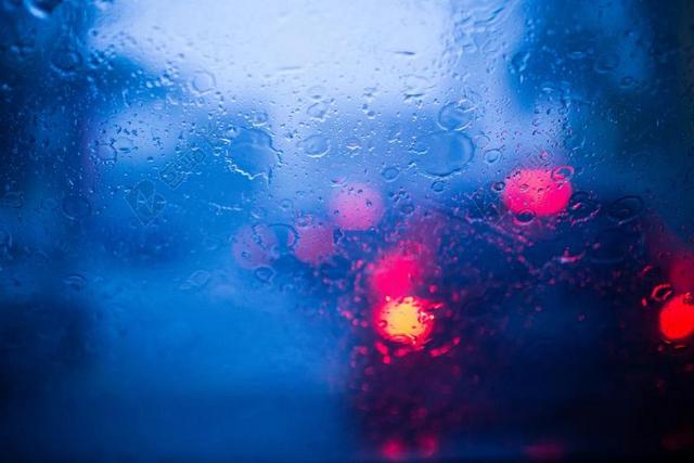 雨 挡风玻璃 车 交通 驾驶 车道 湿 天气 冷凝 雨滴