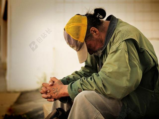 摄影唯美低头沉思的人背景图片