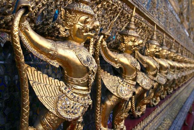 金色建筑宏伟金碧辉煌的雕像寺庙背景图片