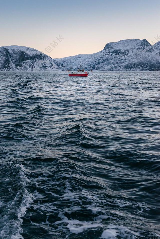 海上自然波涛汹涌背景图片
