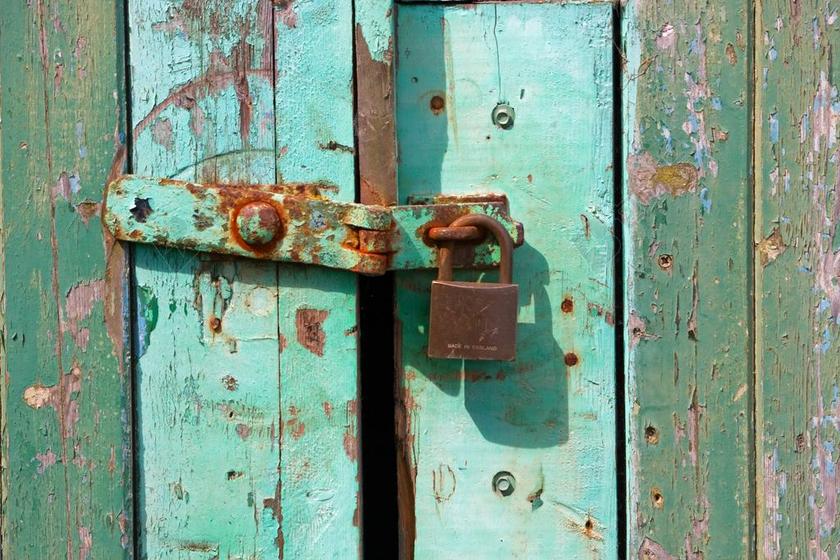 广告清新木板挂锁背景图片