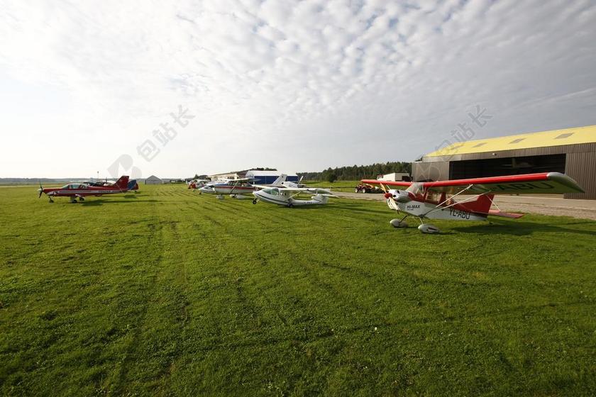 航天航空草地飞机背景图片