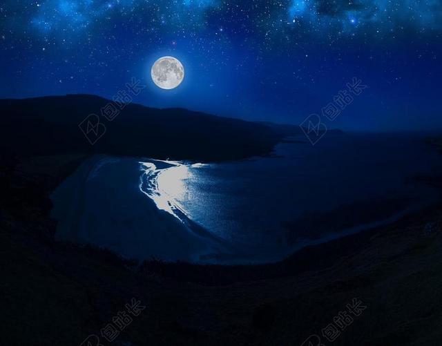 天空月光倒影背景图片