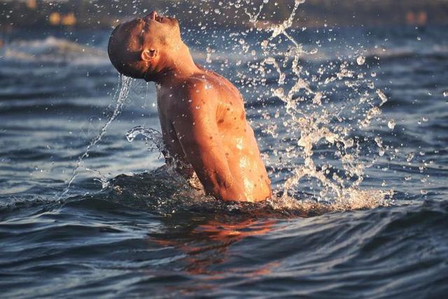 在海水飞溅 男子 肌肉 海 水 启动画面 夏天 海洋 年轻