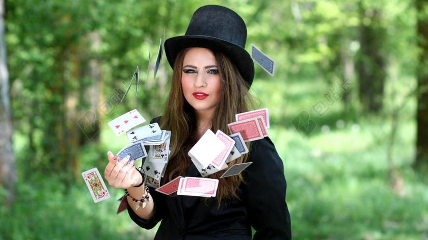 女孩 礼帽 扑克牌 好运 魔术