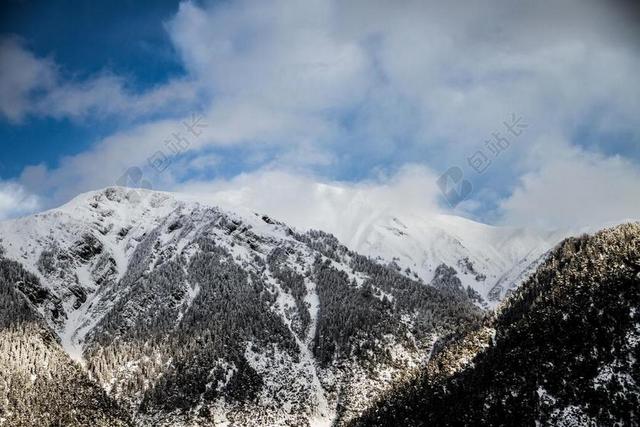 清新雪山山峰背景图片