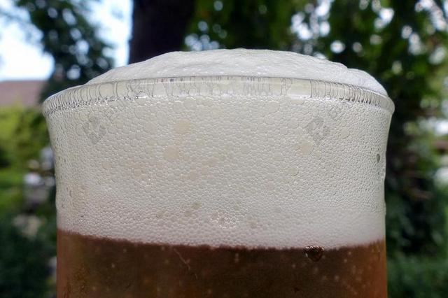 餐饮唯美啤酒泡沫背景图片
