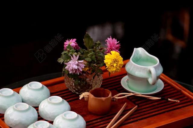 彩色餐具宁静插花和茶具背景图片