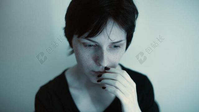广告时尚严峻的女孩背景图片