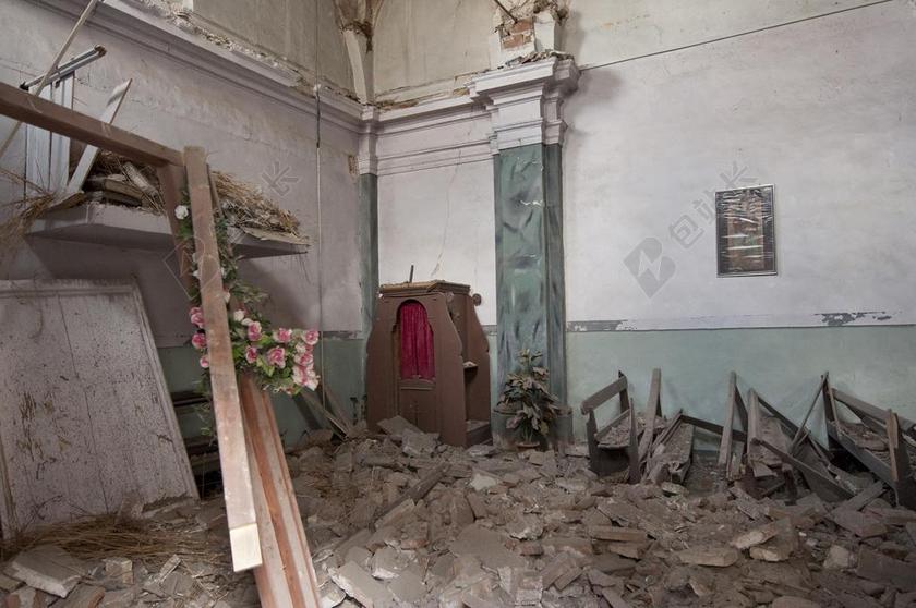 清新地震后的房子背景图片