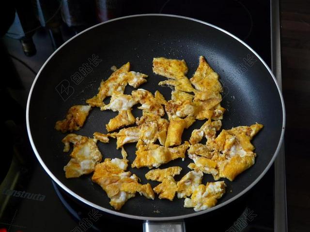 黄色餐饮文艺煎蛋散落在平底锅中宣传背景图片