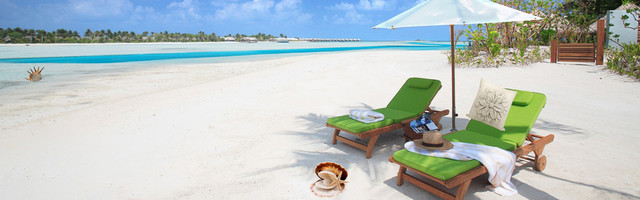 夏季沙滩防晒护肤品背景BANNER