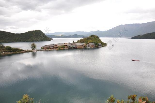 白色旅游悠远山水一色宣传背景图片