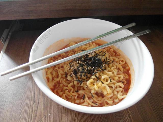 餐饮自然桌子上的辣面背景图片