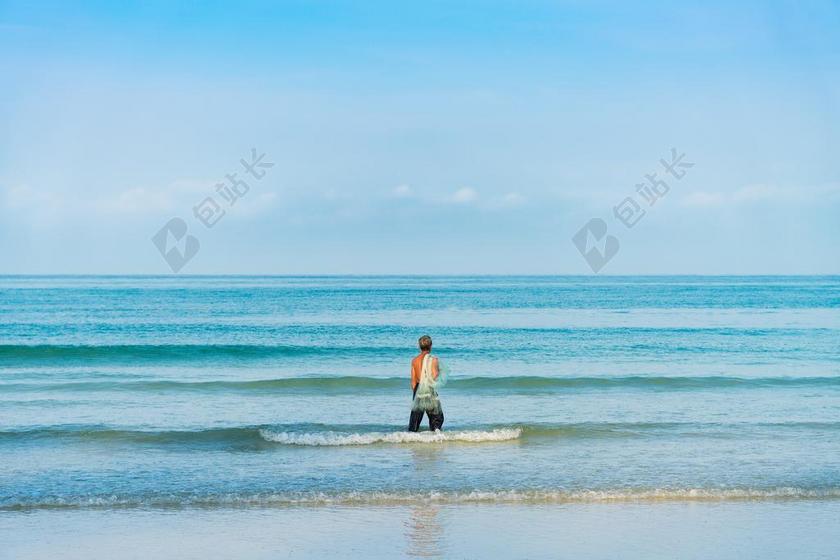 蓝色男士海边旅游唯美风景背景图片