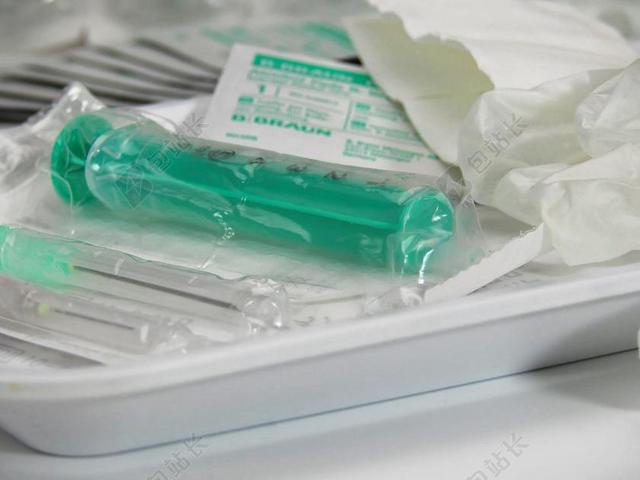 医学医疗一次性注射器和疫苗背景图片