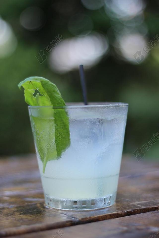 白色餐饮清新鸡尾酒搭配薄荷叶近景宣传背景图片