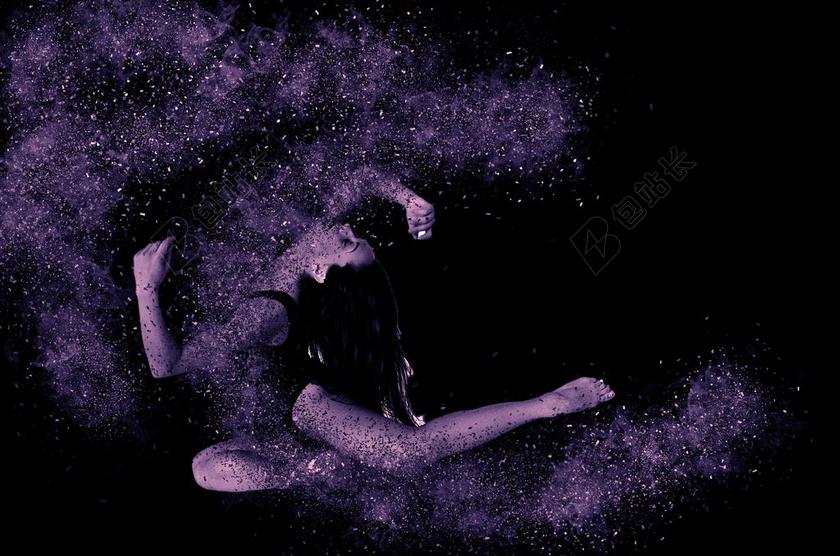 紫黑色广告神秘女子舒展身体宣传背景图片