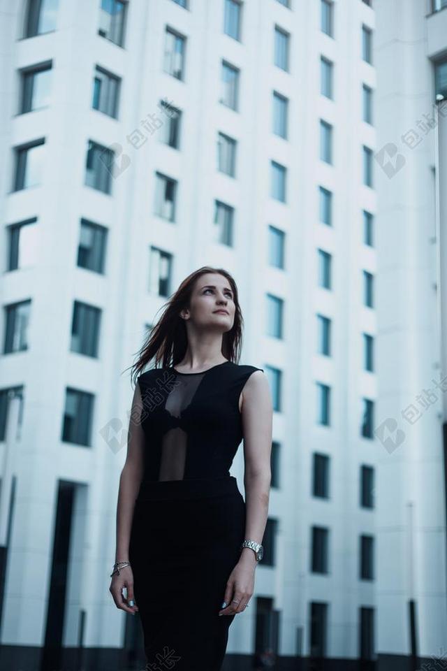 摄影自然站在大楼前的女模特背景图片