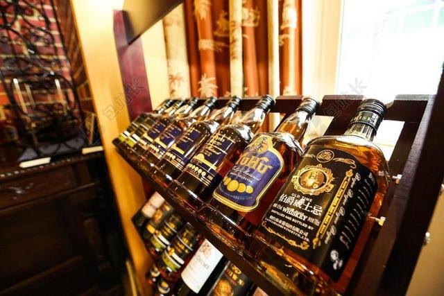 金色装潢高档优雅酒瓶摆放室内设计背景图片