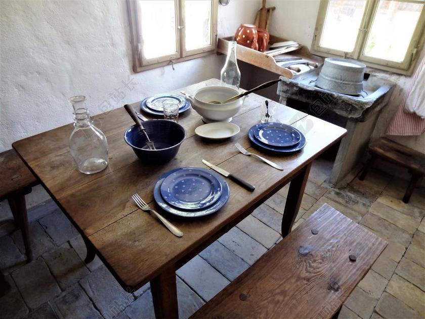 棕色餐具展示干净的餐桌和餐具背景图片