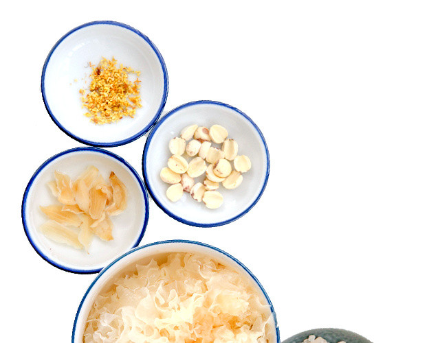 多个盘子里的食材