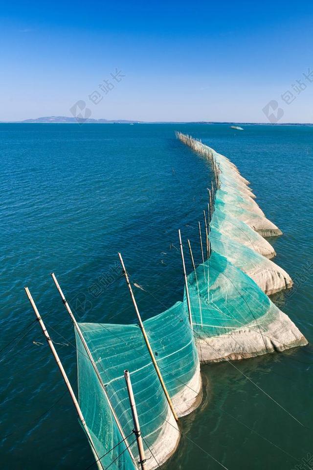 蓝绿色渔业大网设在海水里宣传背景图片