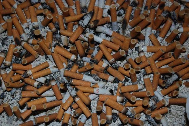 橙色广告写实香烟蒂堆叠宣传背景图片