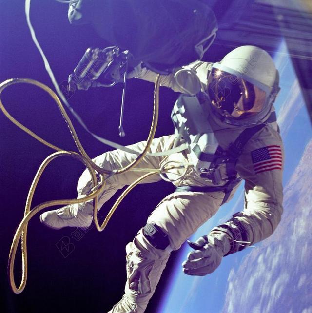 航空唯美宇航员在宇宙工作宣传背景图片