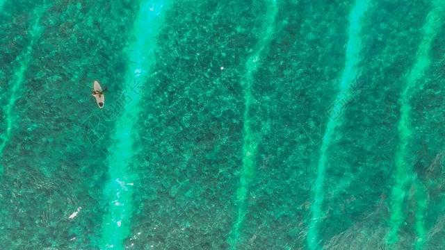 绿色旅游清新海面冲浪宣传背景图片