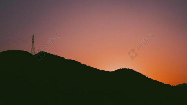 昏黄技术唯美意境高山电力塔远景宣传背景图片