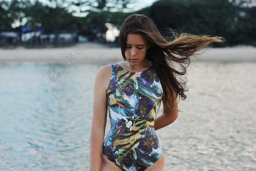 广告清新女子的长发被海风吹起宣传背景图片