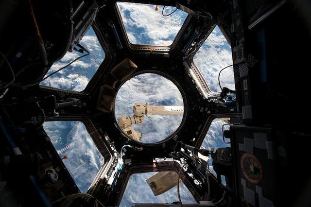科幻质感宇宙空间站全景设计背景图片