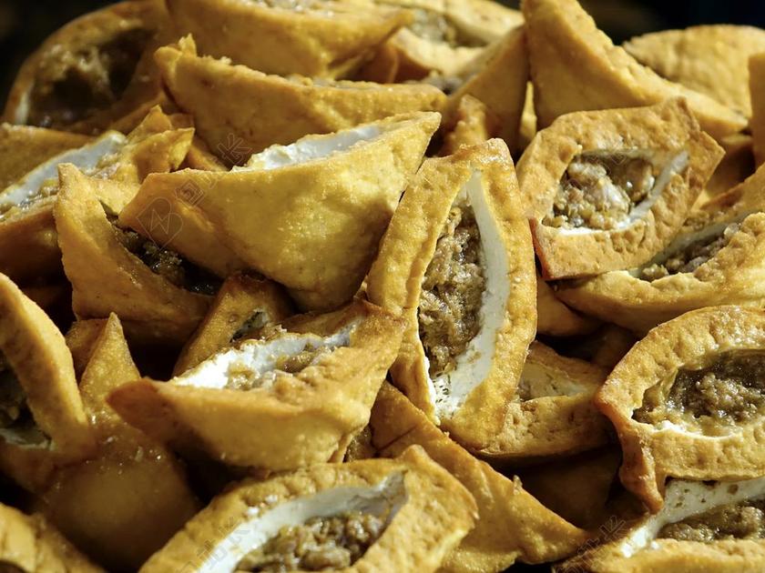 黄色餐饮鲜美油煎豆腐宣传背景图片