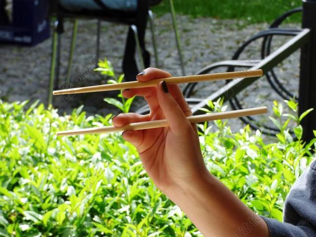 餐饮清新女子的手拿着筷子示范宣传背景图片