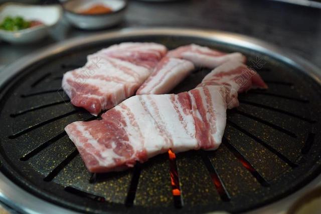粉红餐饮鲜嫩五花肉烧烤宣传背景图片