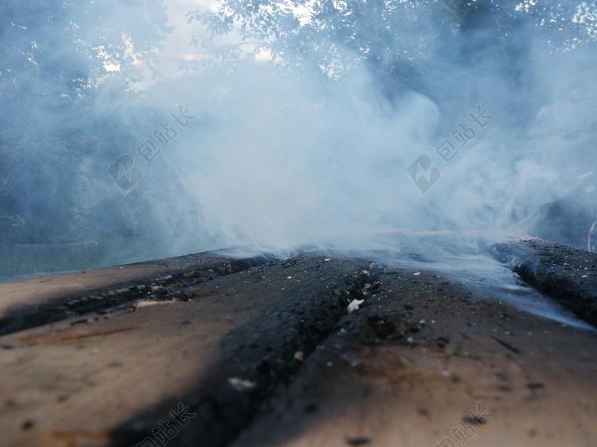 旅游自然火山上冒出的烟背景图片