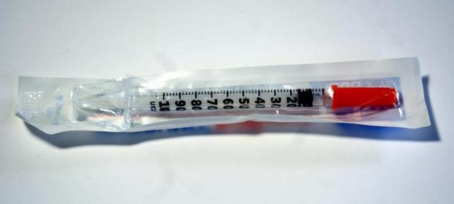 医疗简约素色完整包装注射器特写宣传背景图片