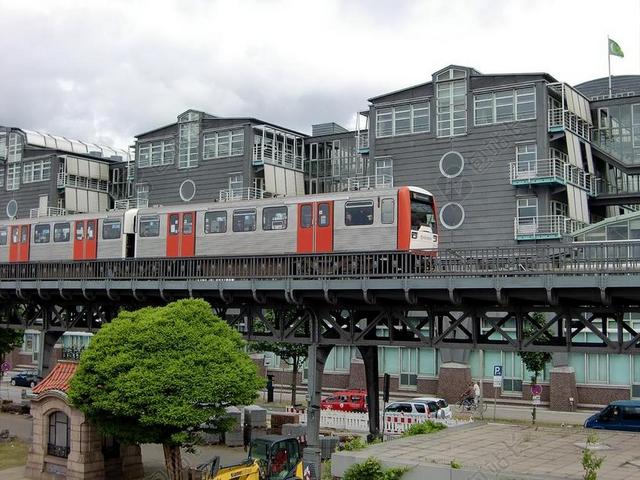 旅游火车途经居民楼瞬间抓拍宣传背景图片