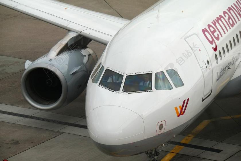 白色航空简约大气飞行客机起飞科技背景图片