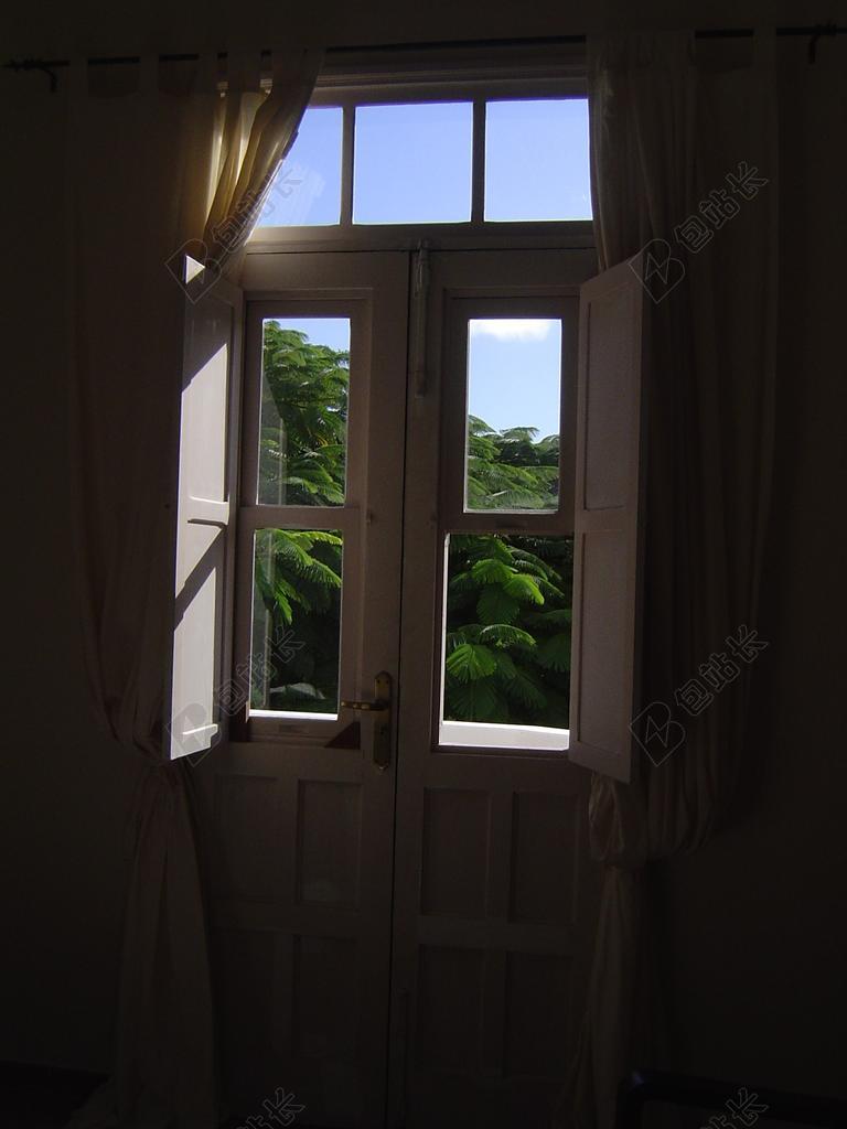 窗口 背光 天空 植被 太阳 门 白 窗帘 房子